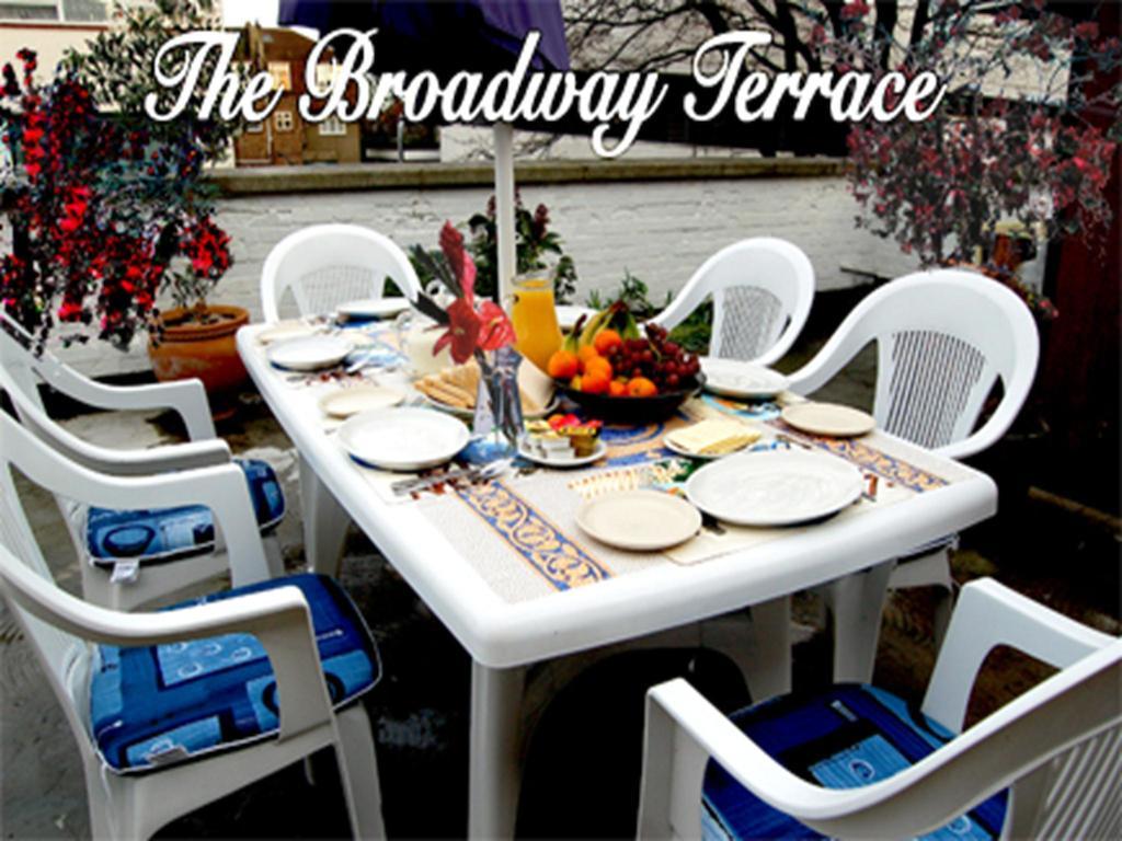 Surbiton Broadway Lodge Bed And Breakfast المظهر الخارجي الصورة