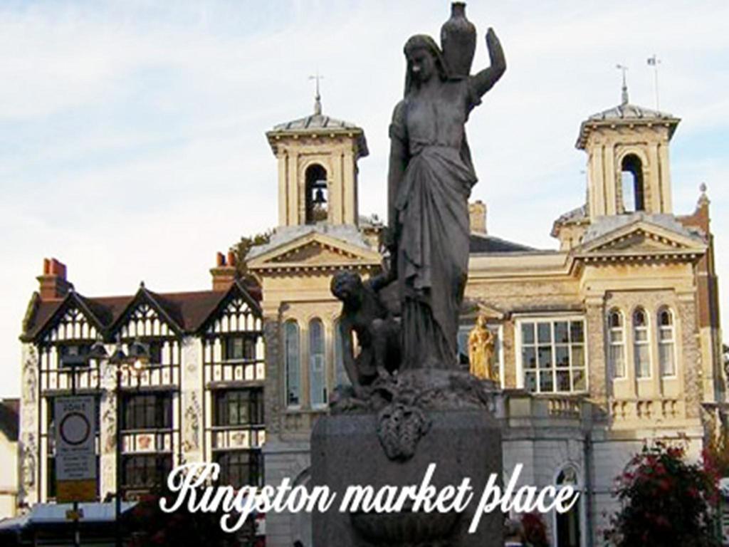 Surbiton Broadway Lodge Bed And Breakfast المظهر الخارجي الصورة