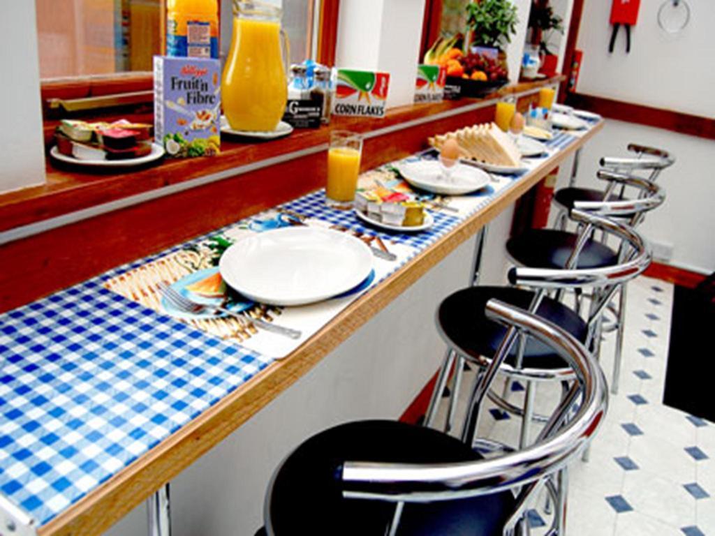 Surbiton Broadway Lodge Bed And Breakfast المظهر الخارجي الصورة